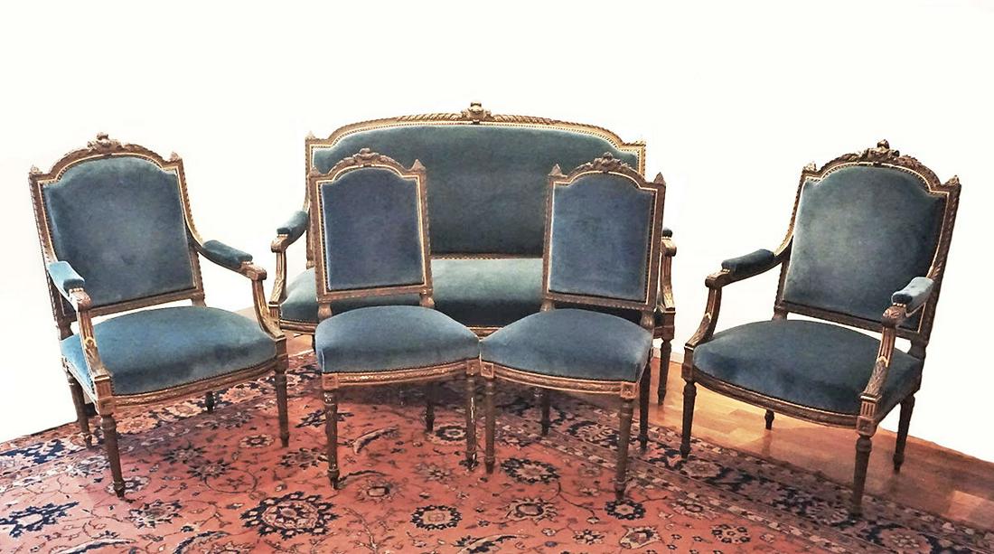 Style Louis XVI / Louis XVI style: Description française Ensemble de salon style Louis XVI comprenant divan à trois places, paire de fauteuils et paire de chaises. Sièges, dossiers droits et accoudoirs remourrés d'u