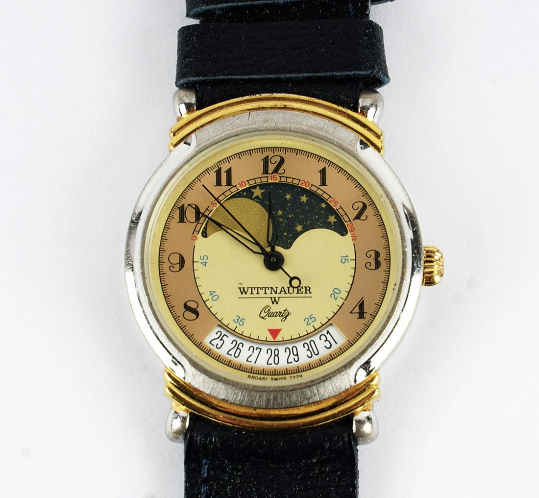 WITTNAUER: Description française WITTNAUER Montre Wittnauer à complication, phase de lune, cadran rond en acier, les dates à 6h, chemin de fer pour le seconde, bracelet en cuir noir Modèle: R