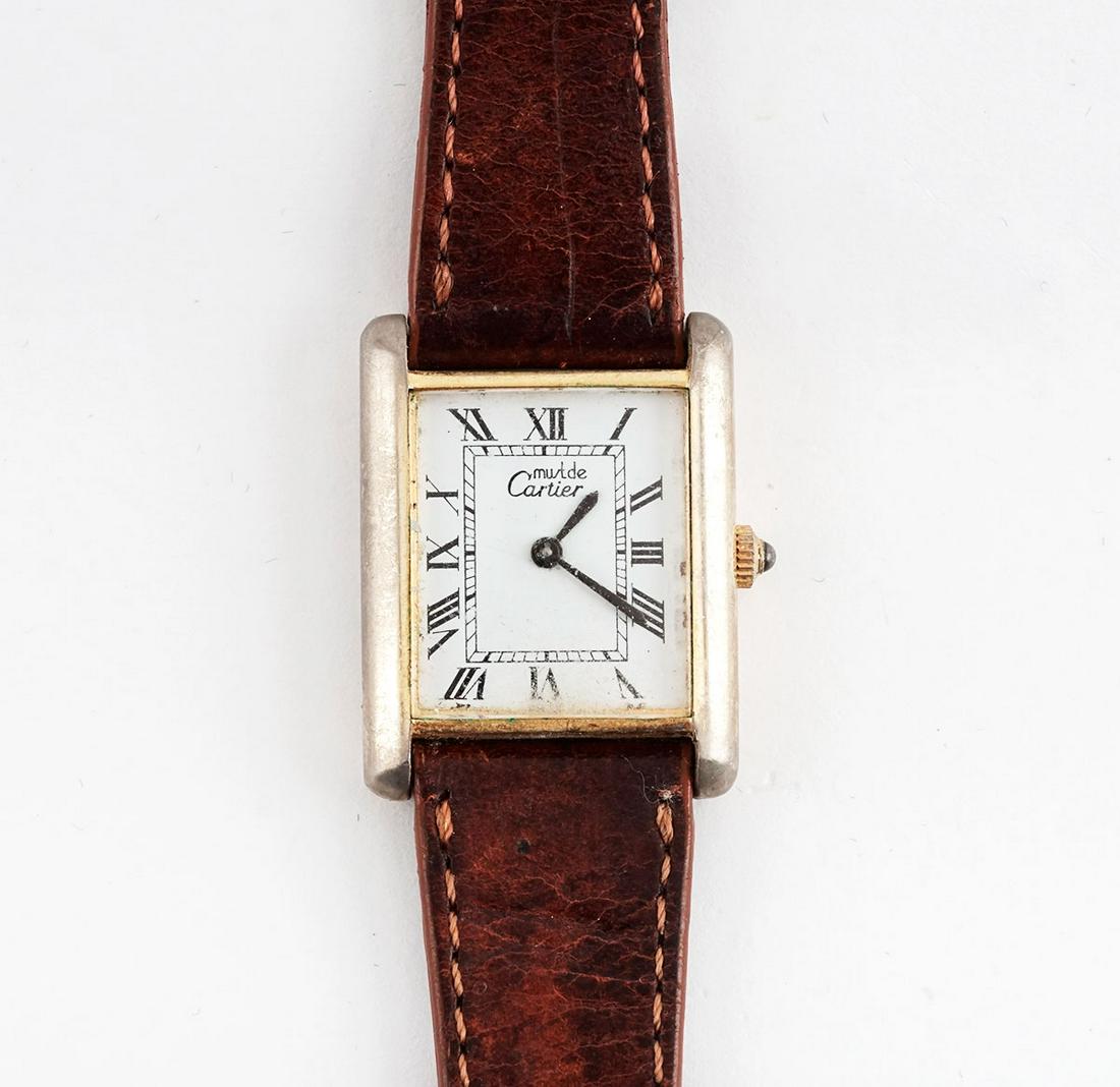 CARTIER: Description franÃ§aise: CARTIER Montre MUST de CARTIER, boitier rectangle en mÃ©tal dorÃ© et argentÃ©, dimensions de 30.59 x 23.57mm - 1.1 x 0.9", cadran blanc, chiffres romains, mouvement Ã�
