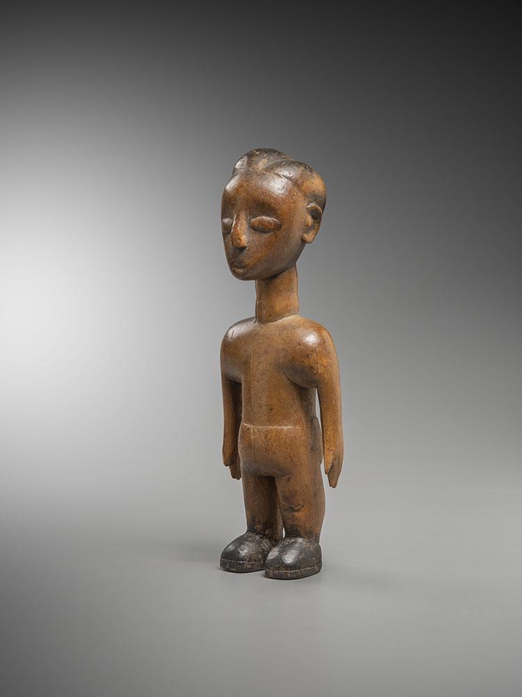 TOGO: Description Français: TOGO Statuette « venavi » Ewe, République togolaise Bois à patine blonde brillante, pigments noirs Hauteur : 21,5cm / 8 1/2" Statuette à belle patin