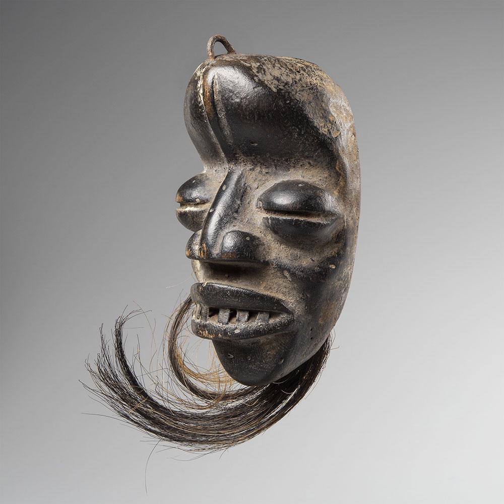 CÔTE D'IVOIRE / IVORY COAST: Description Français: CÔTE D'IVOIRE / IVORY COAST Masque passeport Dan Wobe, République de Côte d’Ivoire Bois à patine brun foncé noir, crin, métal, cauris, &