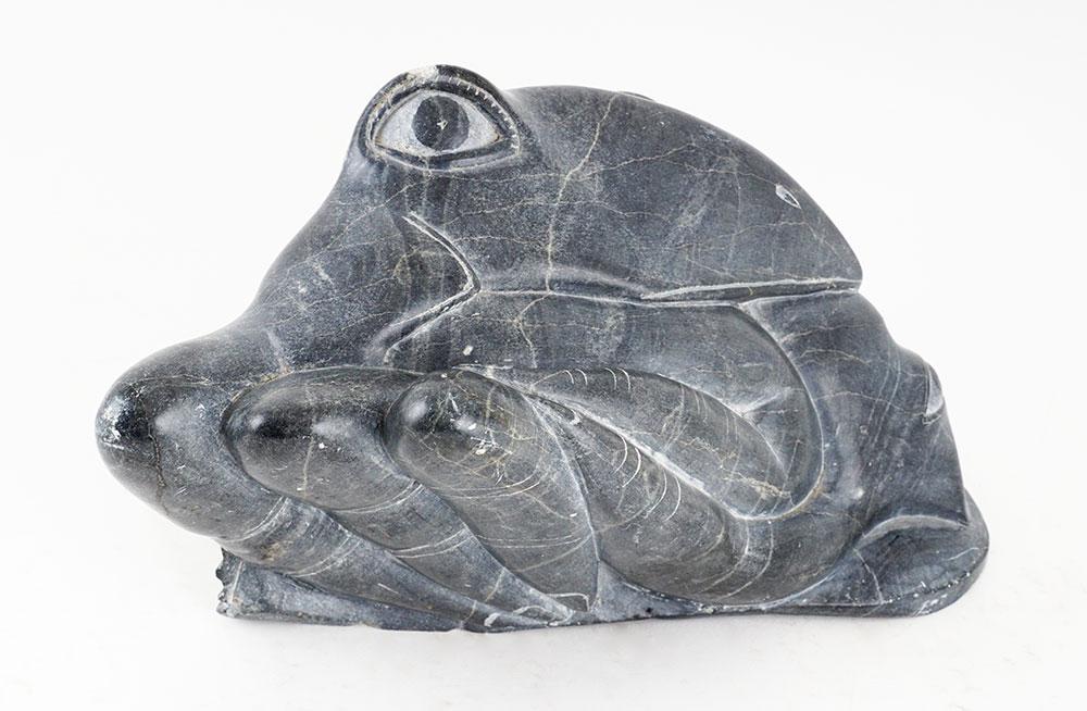 KANAJU, Pauloosie (1937-): Description Français: KANAJU, Pauloosie (1937-) Chimère Pierre à savon sculptée Signée au cul: P.Kan Numérotée sur certificat Art Eskimo: 3298 Provenance: Collection