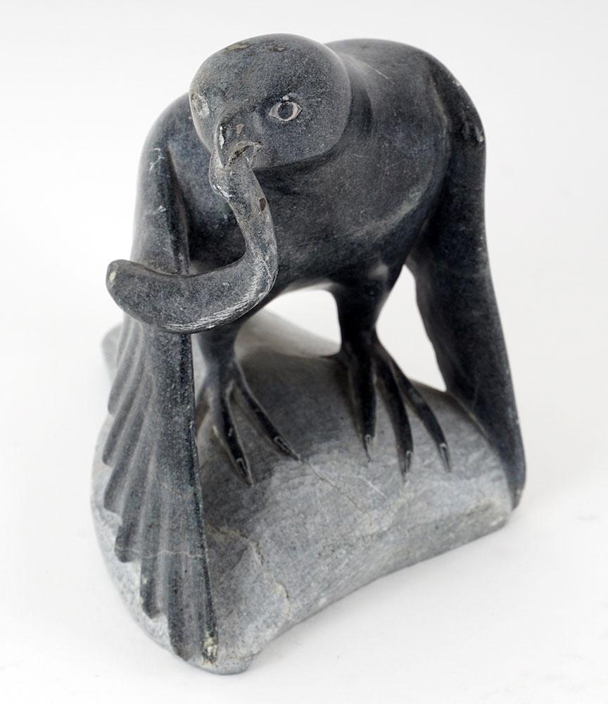 ITTUKALLAK, Joanasie Jack (1949-): Description Français: ITTUKALLAK, Joanasie Jack (1949-) Oiseau et sa proie Pierre à savon sculptée Signée au cul: Joanasi Jack Numérotée sur certificat Art Eskimo: 8915 P