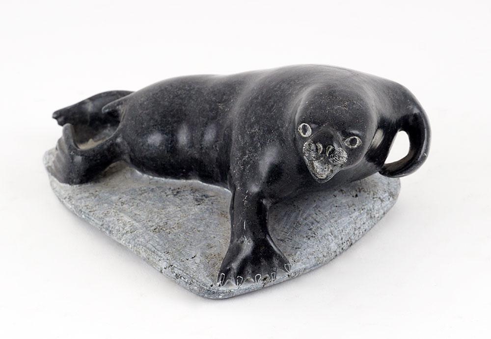 ITTUKALLAK, Joanasie Jack (1949-): Description Français: ITTUKALLAK, Joanasie Jack (1949-) Phoque en colère Pierre à savon sculptée Signée au cul: Joanasi Jack Numérotée sur certificat Art Eskimo: 890