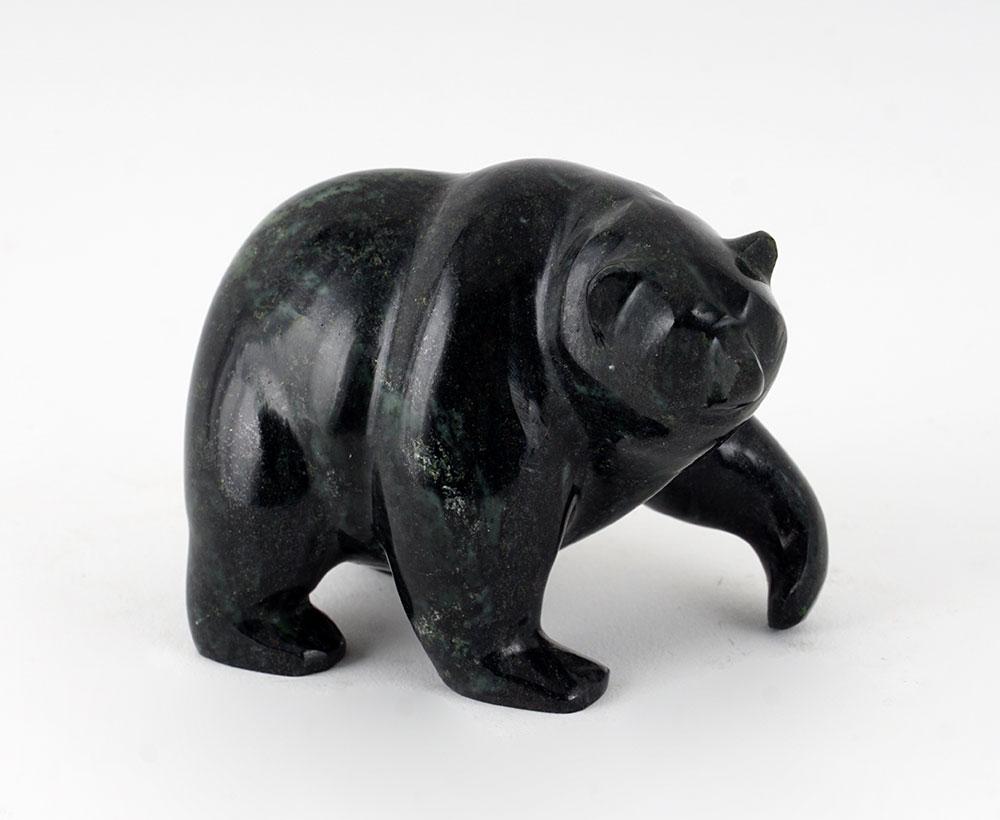 ÉCOLE INUIT (XXe) / ÉCOLE INUIT (20th c.): Description Français: ÉCOLE INUIT (XXe) Ours Pierre sculptée H: 6cm - 2.5" English Description: Veuillez saisir la désignation en Anglais