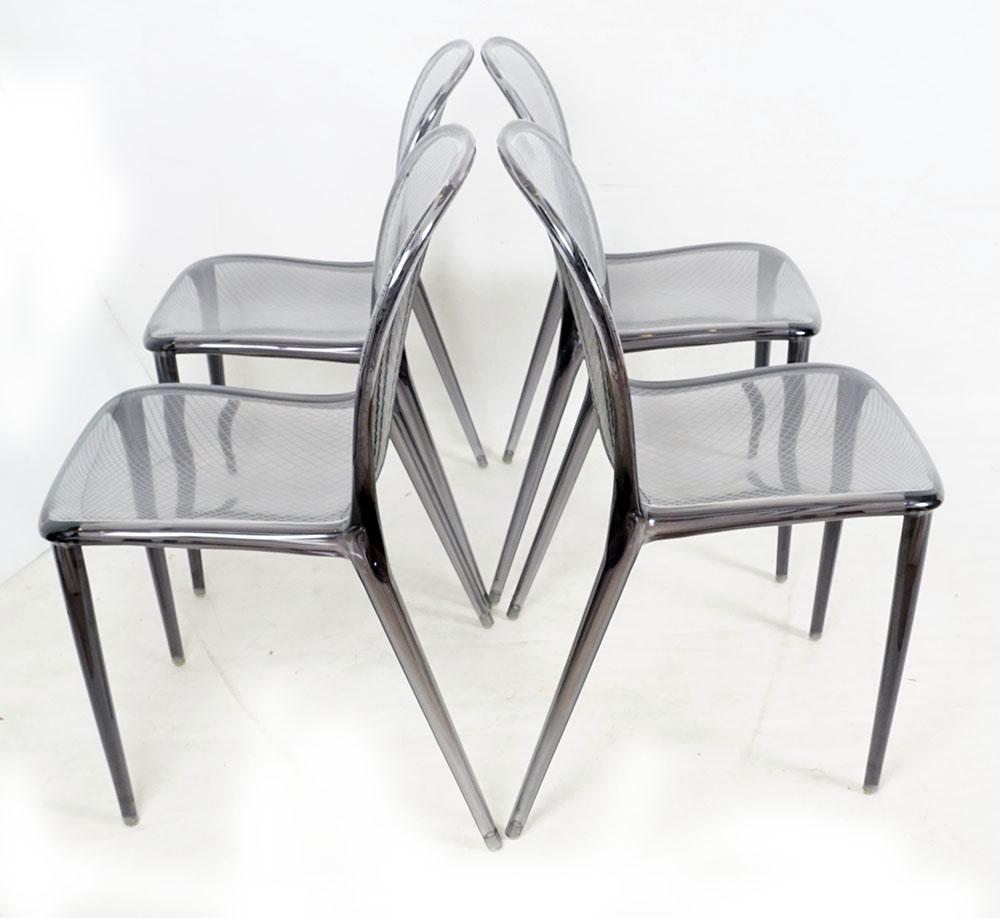 KARTELL - THALYA: Description Français: Ensemble de quatre chaises KARTELL, modèle THALYA par Patrick Jouin. Chaises en polycarbonate transparent et coloré dans la matière par injection de gaz, des