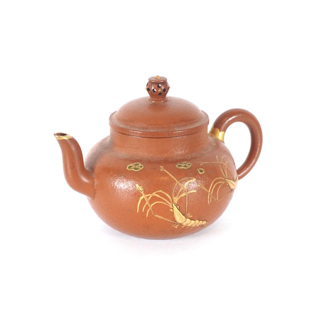 CHINE / CHINA: Description française: CHINE / CHINA Théière Yixing en argile pourpre et dorures. Signée Chou Kuei-chen (1943- ). Hauteur : 10cm ou 4" English Description: CHINE / CHINA A gilted p