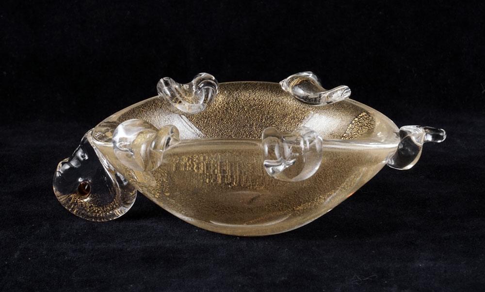 BAROVIER & TOSO, attribué à / attributed to: Description française: BAROVIER & TOSO, attribué à Vide-poche en verre et inclusions de feuilles d'or stylisé en forme de tortue. Peut se mettre sur le dos ou les pattes. Murano, I
