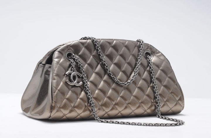 CHANEL: CHANEL Silver patent leather handbag, zipper, silver metal shoulder strap chain decorated with the logo. Original care bag and box. Height: 18cm - 7 " Width: 33cm - 13 " Depth: 15cm - 6 "