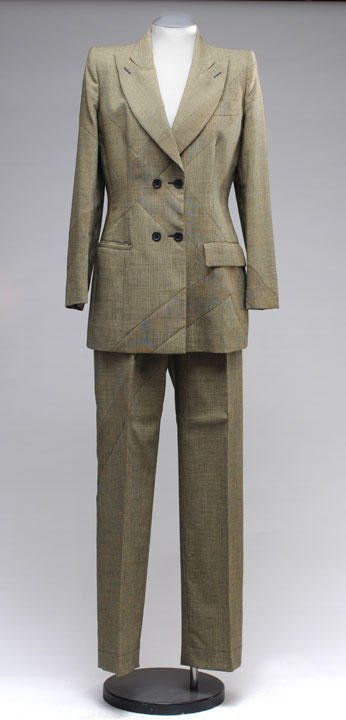 ALEXANDER MCQUEEN: ALEXANDER MCQUEEN Black and beige twill wool pantsuit, graphic yokes, round neckline, double-breasted 2 buttons, 2 flap pockets, one welt pocket, long sleeves with three buttons. Size.42.