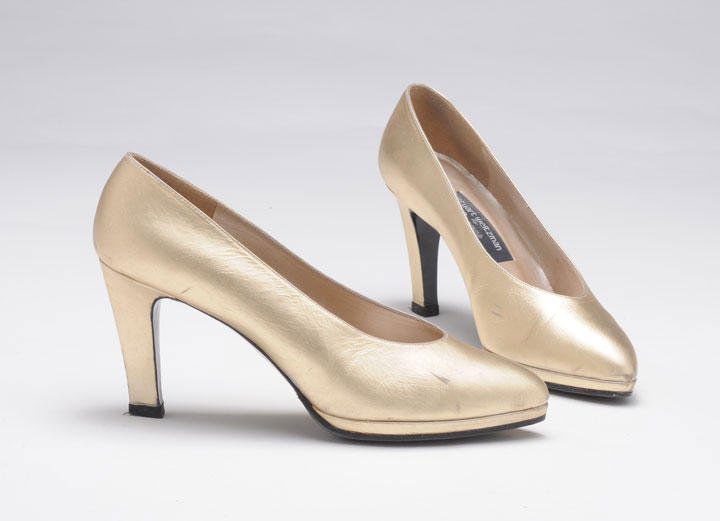 STUART WEITZMAN: STUART WEITZMAN Pair of gold leather high-heeled shoes. T.8.