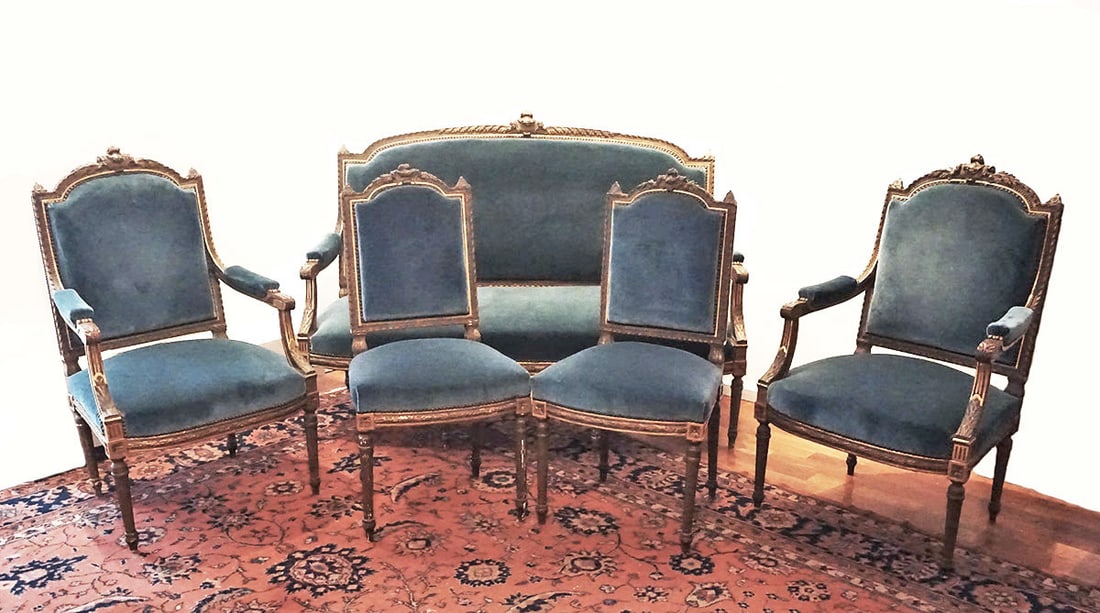 STYLE LOUIS XVI / LOUIS XVI STYLE: Description française: STYLE LOUIS XVI Ensemble de salon style Louis XVI comprenant divan à trois places, paire de fauteuils et paire de chaises. Sièges, dossiers droits et accoudoirs r