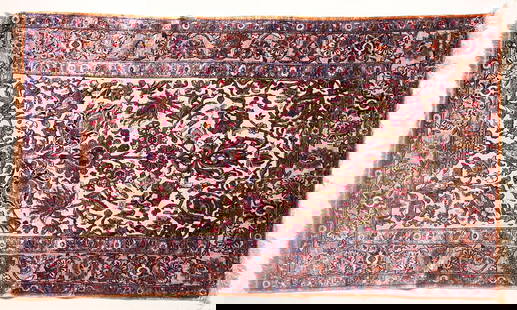 SOUF KASHAN: Description française: TAPIS DE PRIÈRE SOUF KASHAN PERSAN / PERSIAN SOUF KASHAN PRAYER RUG Tapis de prière Souf Kashan Persan, vers 1970. Soie sur soie. 4.1 x 6.6 - 125 x 200 cm approx.