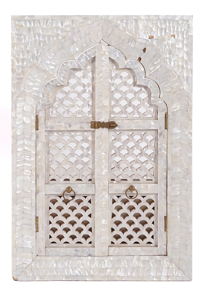 NACRE / MOTHER-OF-PEARL: Description française: INDE Fenêtre en nacre. XXe siècle. Dimensions : 27 x 18.25 x 1.75" English Description: INDIA Mother-of-pearl window. 20th century. Dimensions : 27 x 18.25 x