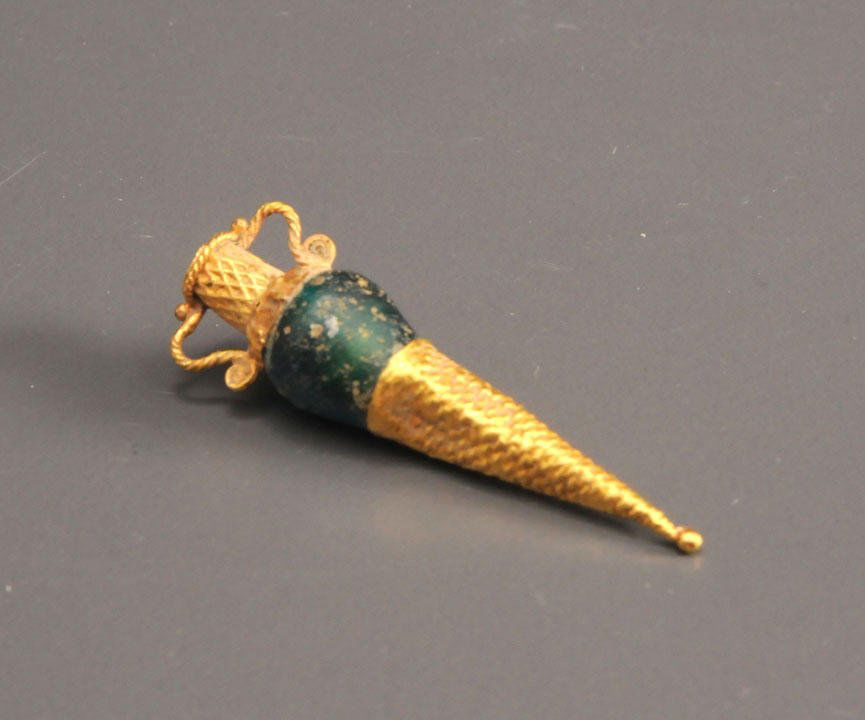 A roman or later gold pendant, in the form of an a: A roman or later gold pendant, in the form of an amphora with a green glass bead at center. Said to be found in Syria. C. 2nd-1st Century BC. H : 4.5cm - 2"