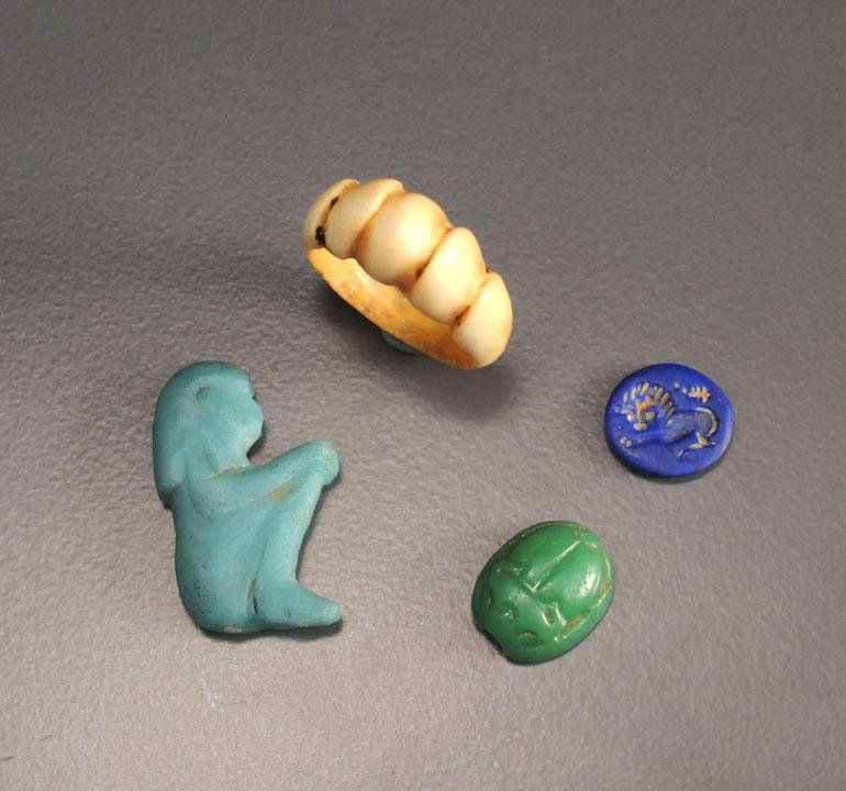 Group of 4 various objects : egyptian glass inlay,: Group of 4 various objects : egyptian glass inlay, bone ring, green glass scarab and lapis lazuli intaglio.