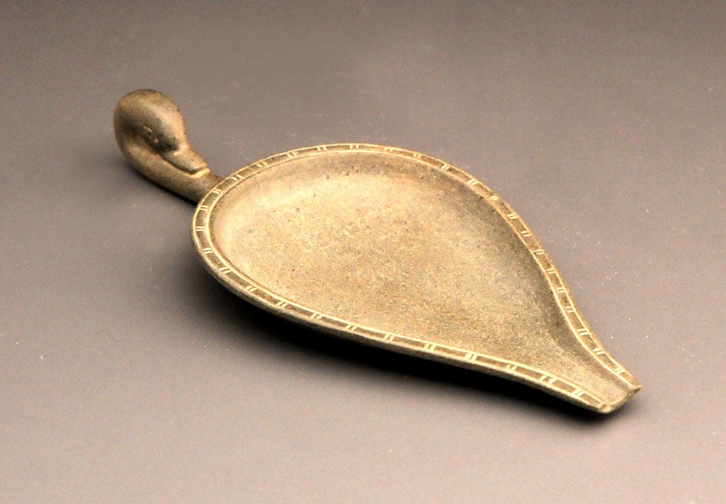 An egyptian schist cosmetic spoon, the handle in t: An egyptian schist cosmetic spoon, the handle in the form of a duck head. Probably not ancient. H : 16cm - 6.5"