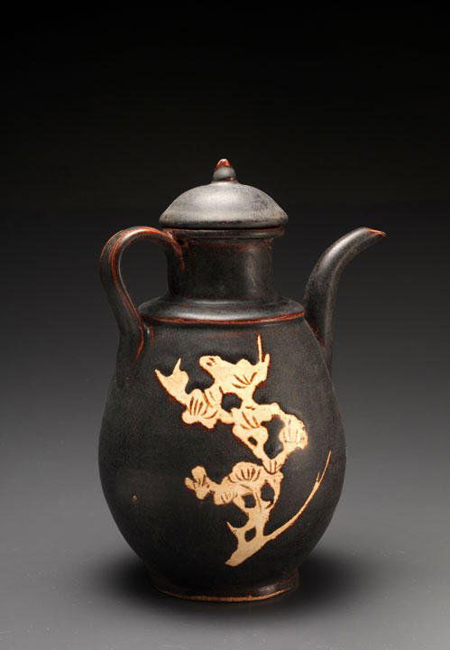 TERRACOTTA COVERED TEAPOT: CIZHOU TYPE TERRACOTTA COVERED TEAPOT CHINA, SONG STYLE The belly adorned with branches H: 21.5cm – 8.5’’