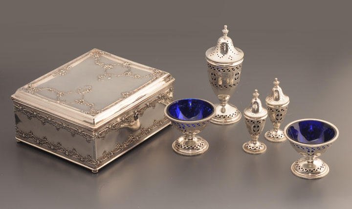 SILVERWARE: SILVERWARE Silverware Set including: - 1 box - 2 salt dispenser - 2 pepper dispenser - 1 sugar dispenser