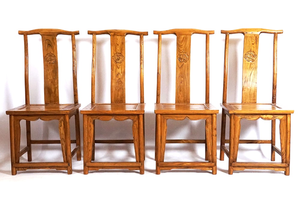 ENSEMBLE DE QUATRE CHAISES / SET OF FOUR CHAIRS: CHINA Set of four chairs in lacquered wood and carved backs. 20th century. Dimensions: 43.75 x 18.75 x 16.5"