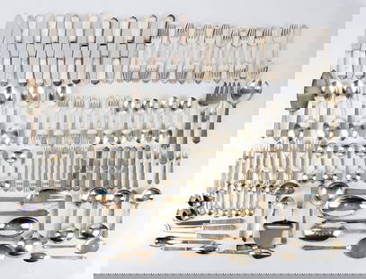 GEORG JENSEN: Description française: GEORG JENSEN Ensemble de coutellerie Georg Jensen en argent sterling comprenant: - 8 grands couteaux en argent et métal, - 8 couteaux à entremets en argent et m&#