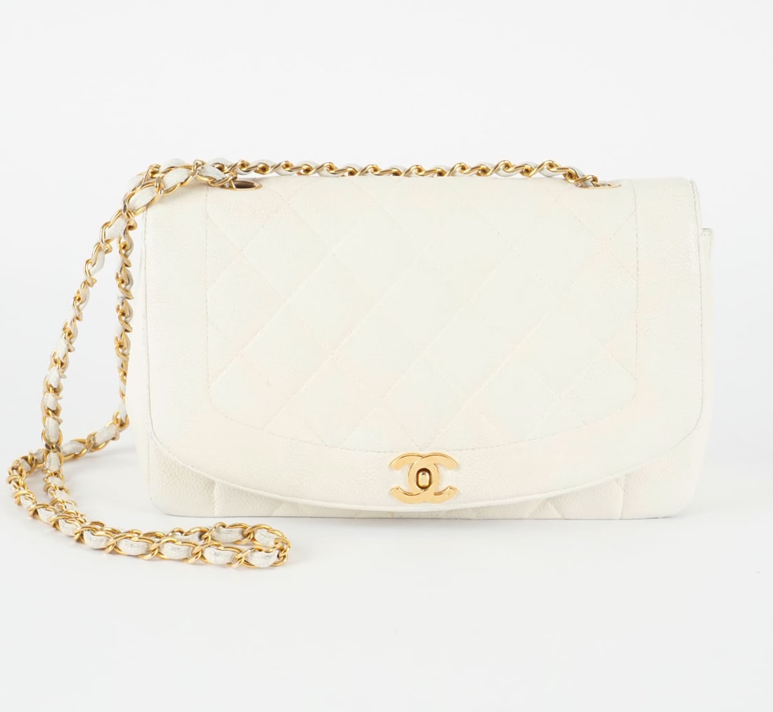 CHANEL DIANA: Description française: CHANEL DIANA Sac Chanel à bandoulière, model Diana en cuir d'agneau crème, fermeture à rabat à verrou tournant " CC", deux poches intérieures,