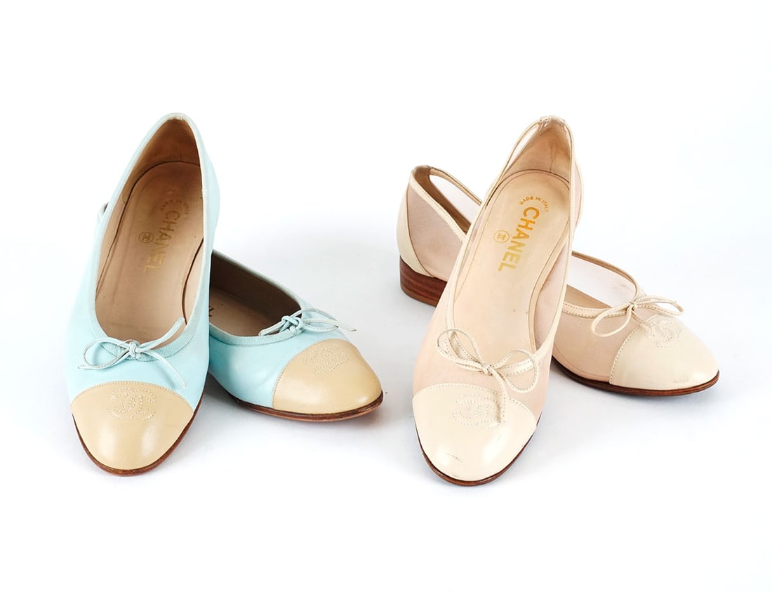 CHANEL: Description française: CHANEL Deux paires de chaussures Chanel en cuir et toile. Taille: 38.5 English Description: CHANEL Two pairs of Chanel leather and canvas shoes. Size: 38.5