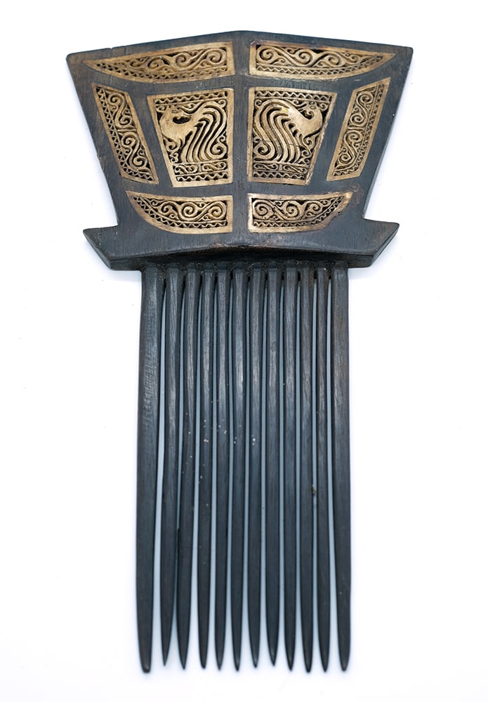 GROS PEIGNE DES ÎLES DU PACIFIQUE / PACIFIC ISLANDS LARGE COMB: Description française: ÎLES DU PACIFIQUE Gros peigne. Dimensions : 11.75 x 5.25 x 0.5" English Description: PACIFIC ISLANDS Large comb. Dimensions: 11.75 x 5.25 x 0.5"