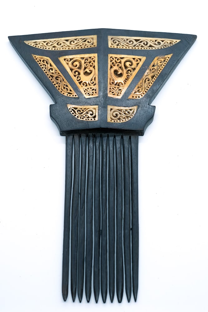 GROS PEIGNE DES ÎLES DU PACIFIQUE / PACIFIC ISLANDS LARGE COMB: Description française: ÎLES DU PACIFIQUE Gros peigne. Dimensions : 10.25 x 7.25 x 0.5" English Description: PACIFIC ISLANDS Large comb. Dimensions: 10.25 x 7.25 x 0.5"