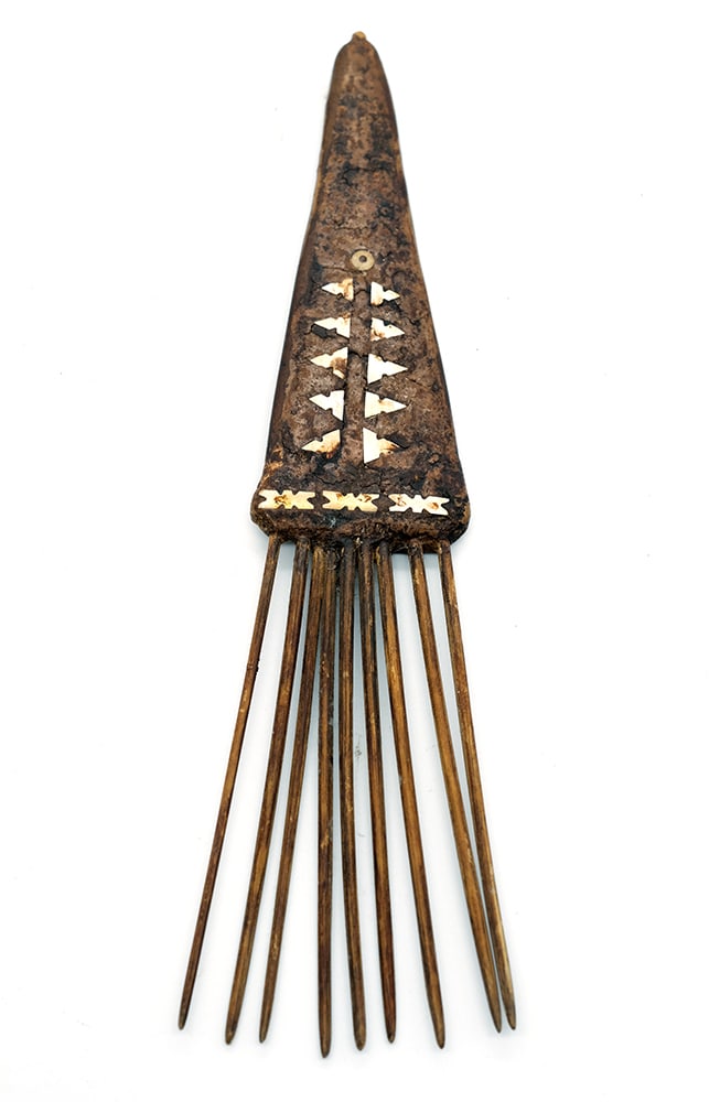 PEIGNE DES ÎLES DU PACIFIQUE / PACIFIC ISLANDS SMALL COMB: Description française: ÎLES DU PACIFIQUE Peigne. Dimensions : 9.5 x 2.75 x 0.25" English Description: PACIFIC ISLANDS Comb. Dimensions: 9.5 x 2.75 x 0.25"