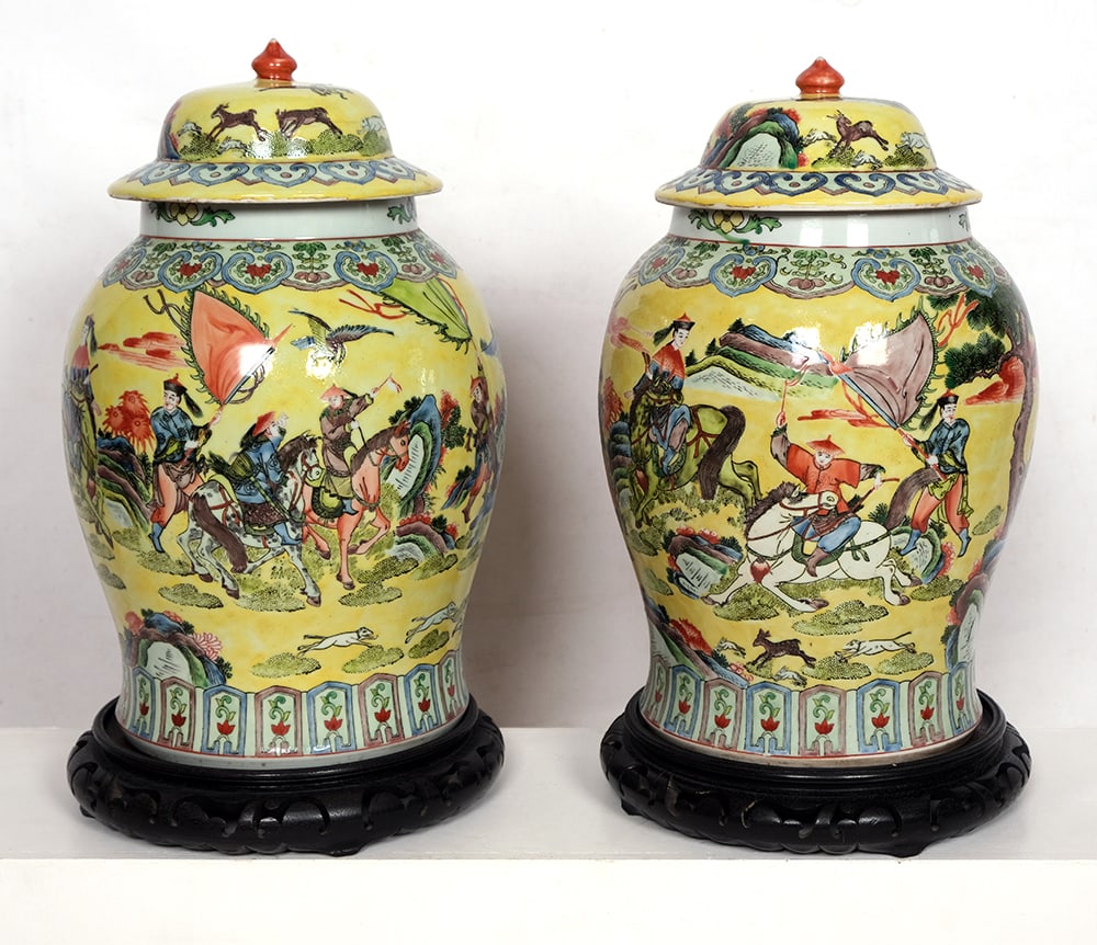 DEUX VASES RECOUVERTS DE PORCELAINE ET D'ÉMAUX / TWO VASES COVERED IN PORCELAIN AND ENAMELS (1 of 9)