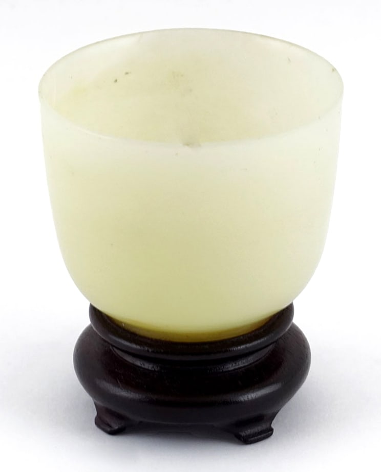 SORBET CÉLADON JADE BLANC CHINOIS / CHINESE WHITE JADE CELADON SORBET: Description française: CHINE Sorbet en jade blanc céladonné. Xxe siècle. Dimensions : 3 x 2.5 x 2.5" English Description: CHINA Celadon white jade sorbet. 20th century. Dimens