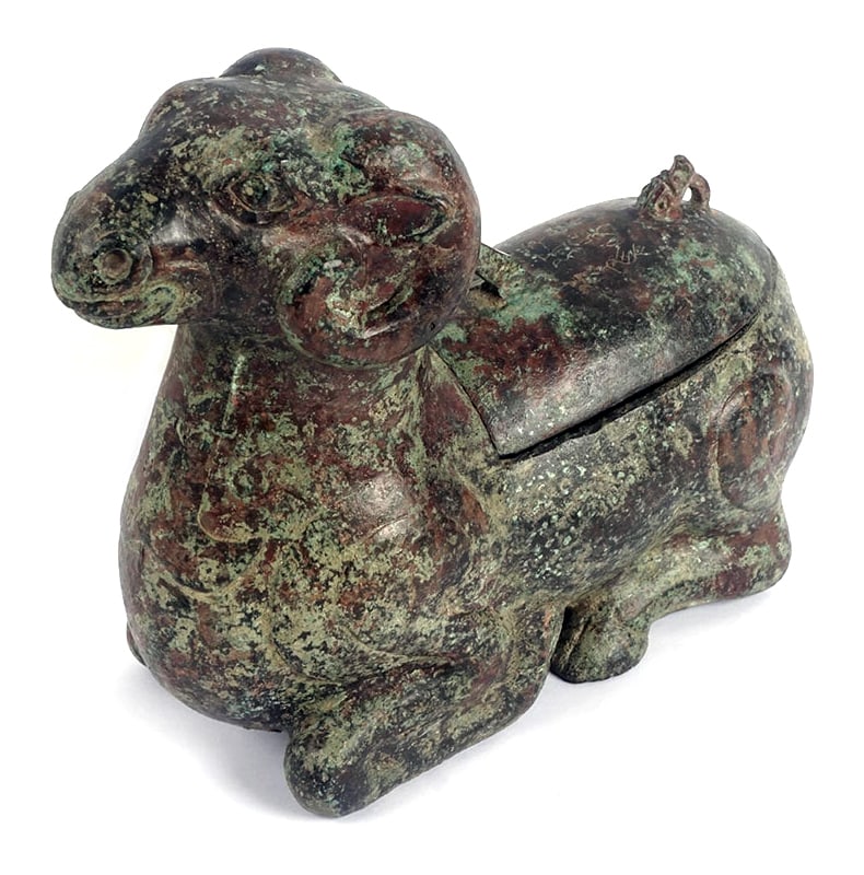 RÉCEPTACLE CHINOIS EN BRONZE / CHINESE BRONZE RECEPTACLE IN THE SHAPE OF A GOAT (1 of 6)