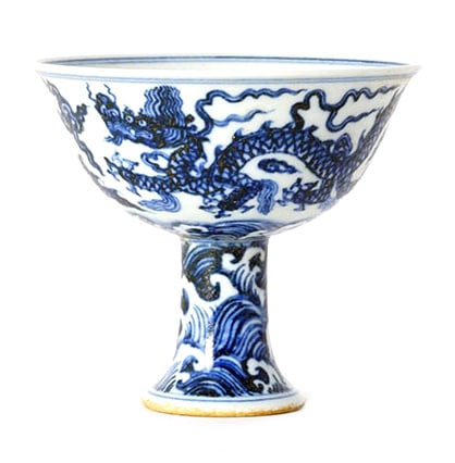COUPE CHINOISE AVEC MARQUE XUANDE / CHINESE CUP WITH XUANDE MARK: Description française: CHINE Coupe sur piédouche en porcelaine, à décor en bleu sous couverte de dragons poursuivant la perle sacrée au-dessus de vagues écumantes. Marque