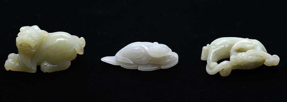 TROIS PENDENTIFS CHINOIS EN JADÉITE / THREE CHINESE JADEITE PENDANTS (1 of 9)