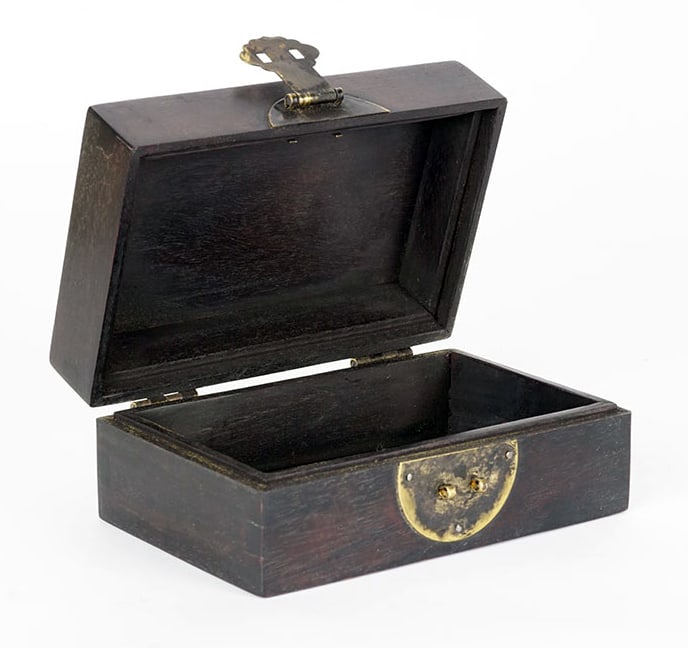 COFFRET EN BOIS À DÉCOR DE SERPENTINE / WOODEN BOX WITH SERPENTINE DECORATION (1 of 4)