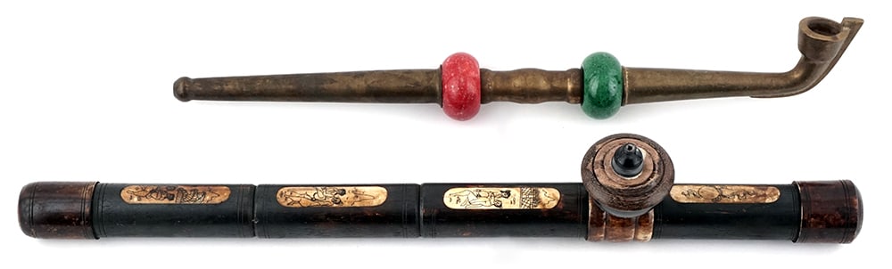 DEUX PIPES CHINOISES / TWO CHINESE PIPES: Description française: CHINE Lot comprenant deux pipes, la plus longue étant faite en bois dur de couleur foncé. Quatre petites plaquettes en os sont encastrées dans l'objet, toute
