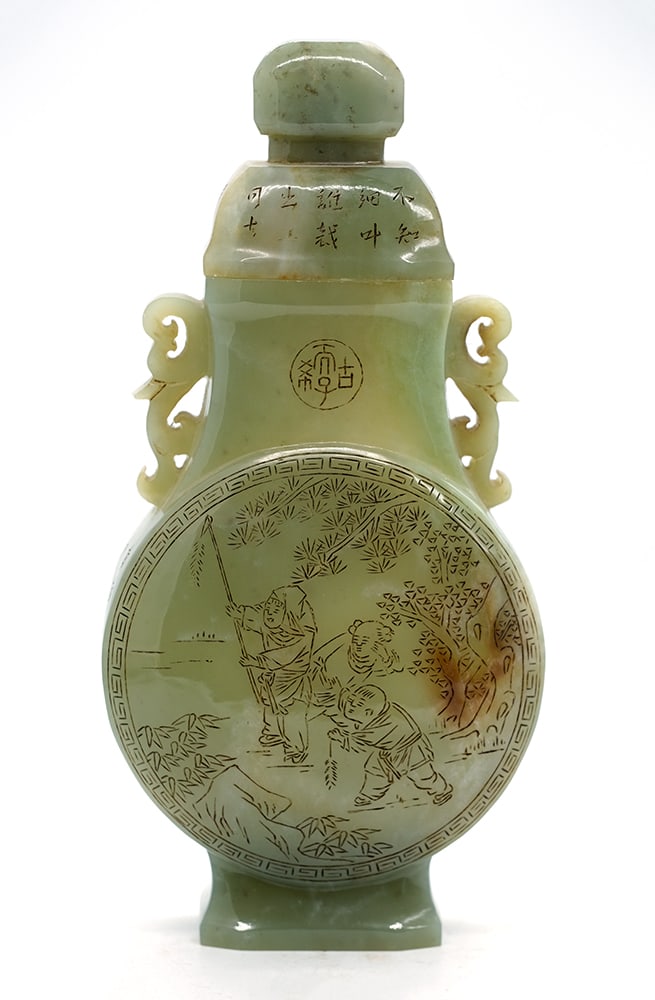 VASE CHINOIS EN SERPENTINE AVEC MARQUE QIANLONG / CHINESE SERPENTINE VASE WITH QIANLONG MARK: Description française: CHINE Vase couvert à panse circulaire en serpentine, à décor incisé de jeunes enfants à la pêche ou jouant en cerf-volant, avec poèmes ca