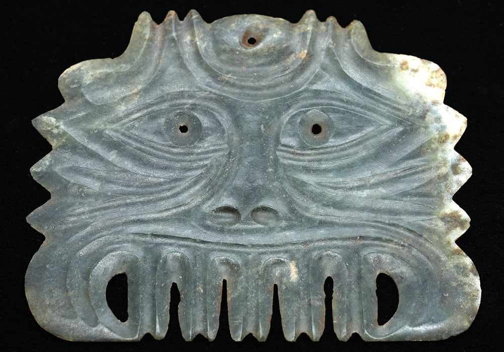 PENDENTIF CHINOIS EN PIERRE DURE / CHINESE HARD STONE PENDANT: Description française: CHINE Pendentif en pierre dure, représentant un masque menaçant. Travail moderne. Dimensions : 5.25 x 6.25" English Description: CHINA Hard stone pendant, represe