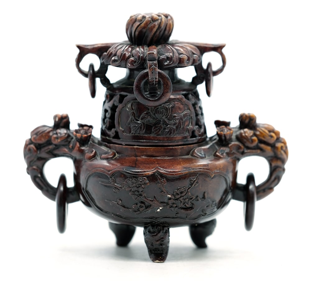 BRÛLE-PARFUM CHINOIS EN PIERRE DURE / CHINESE HARD STONE PERFUME BURNER: Description française: CHINE Brûle-parfum en pierre dure brune, à décor en léger relief de branches fleuries, deux anses avec anneaux mobiles, le couvercle reprenant le mê