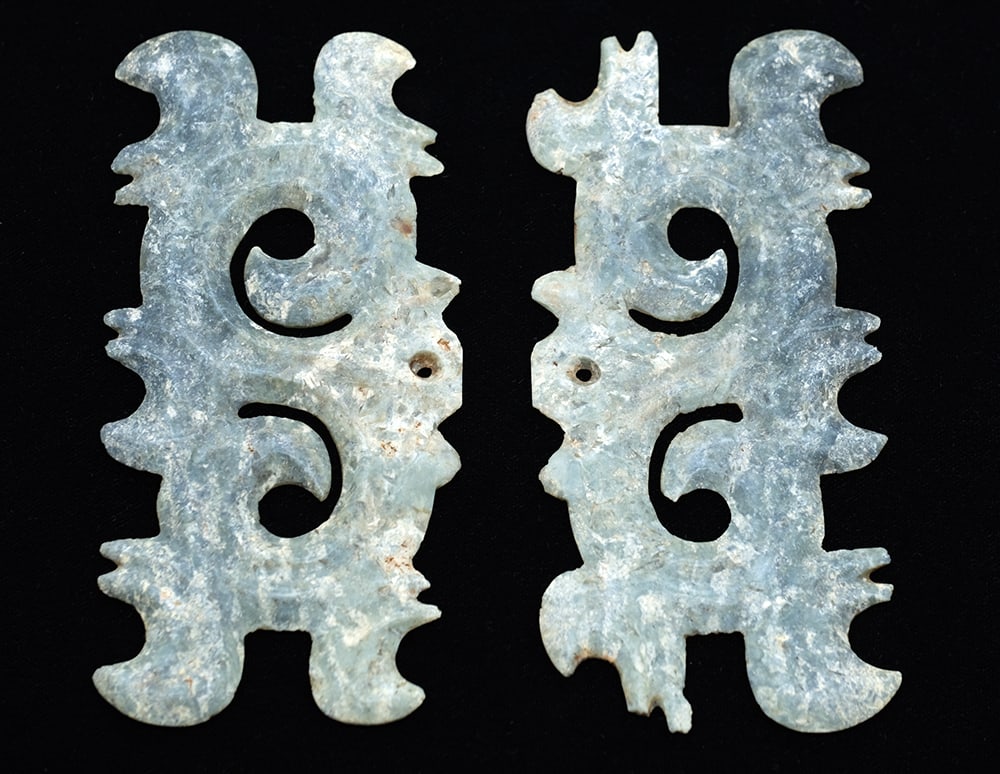 PAIRE DE PENDENTIFS CHINOIS EN PIERRE DURE / PAIR OF CHINESE HARD STONE PENDANTS: Description française: CHINE Paire de pendentifs en pierre dure, à décor stylisés d’oiseaux. Travail moderne. Dimensions : 6 x 3 x 0.25" English Description: CHINA Pair of ha