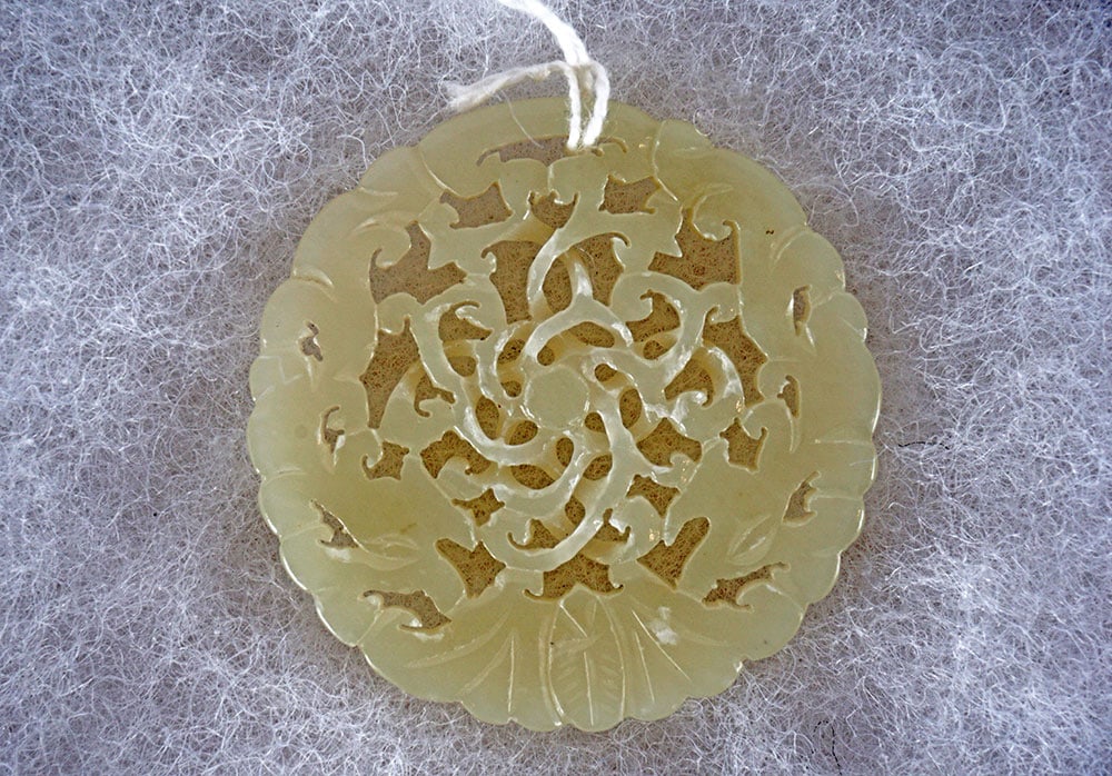 PENDENTIF CHINOIS EN SERPENTINE / CHINESE SERPENTINE PENDANT: Description française: CHINE Pendentif moderne en serpentine. Dimensions : 2 x 2 x 0.125" English Description: CHINA Modern serpentine pendant. Dimensions: 2 x 2 x 0.125"