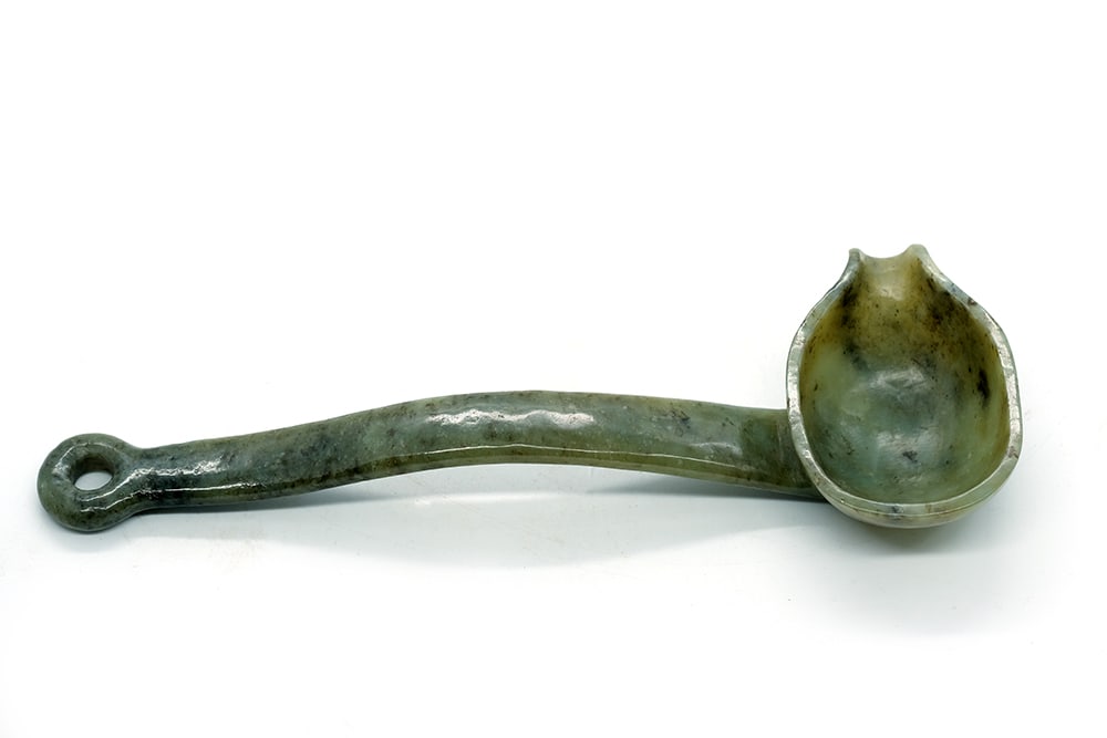 CUILLÈRE RITUELLE CHINOISE EN SERPENTINE / CHINESE SERPENTINE RITUAL SPOON (1 of 4)