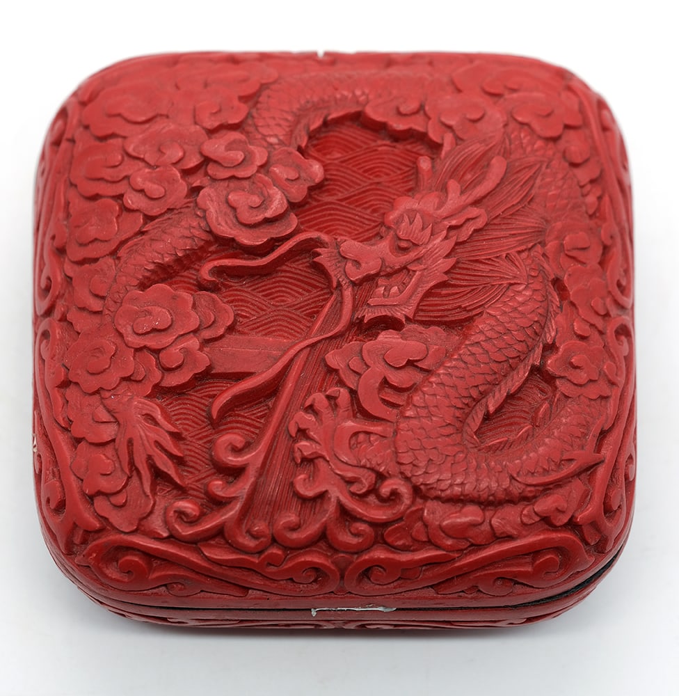 BOÎTE CHINOISE AVEC DRAGON / CHINESE RED BOX WITH DRAGON (1 of 3)