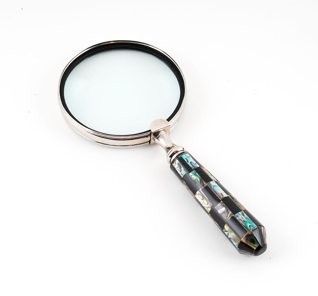 LOUPE: Description française: LOUPE Loupe large de 10 cm - 4", manche décorée de nacre et pierre noir. Longueur: 24 cm - 9.5" Boîte en bois d'origine. English Description: MAGNIFYING GLAS