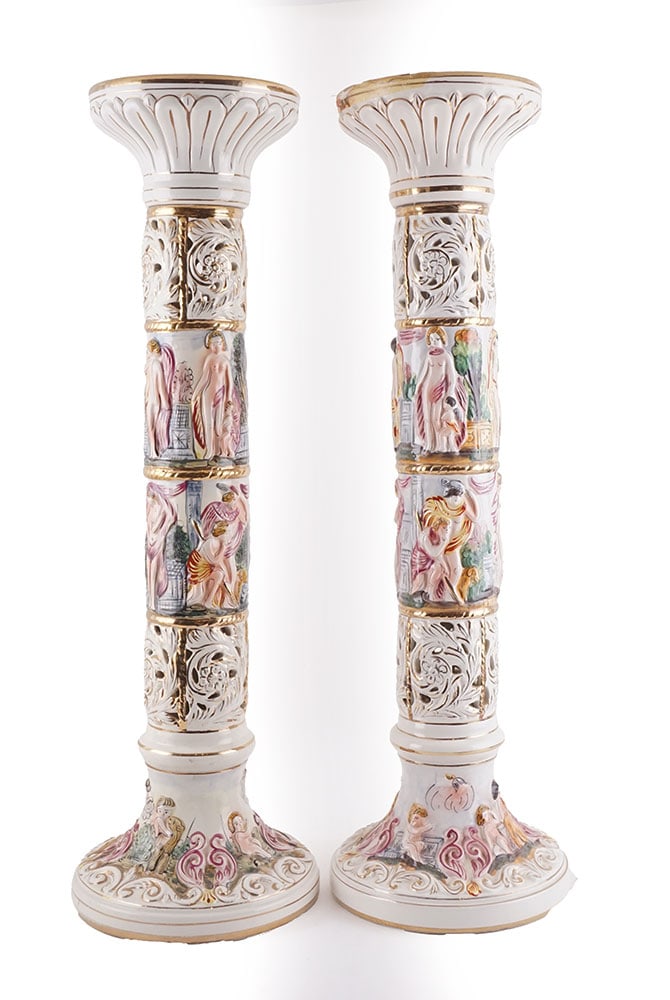 CAPODIMONTE: Description française: CAPODIMONTE Paire de colonnes en porcelaine émaillée Capodimonte, décor en bas relief et peint à la main, rehauts dorés, signées et numér