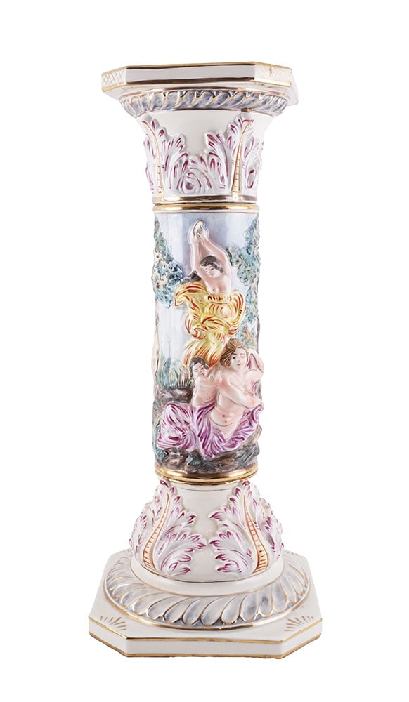 CAPODIMONTE: Description française: CAPODIMONTE Colonne en porcelaine émaillée Capodimonte, décor en bas relief et peint à la main, rehauts dorés, signée et numérotée #