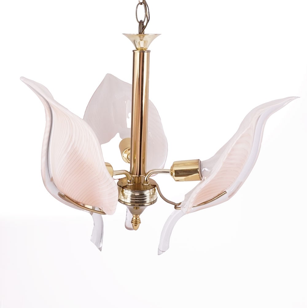 MURANO - FRANCO LUCE SEGUSO (XXe): Description française: LUSTRE MURANO - FRANCO LUCE SEGUSO (XX) Lustre en verre Murano designé par Franco Luce Seguso dans les années 1970, 3 feuilles roses accueuilant les 3 bras feux,