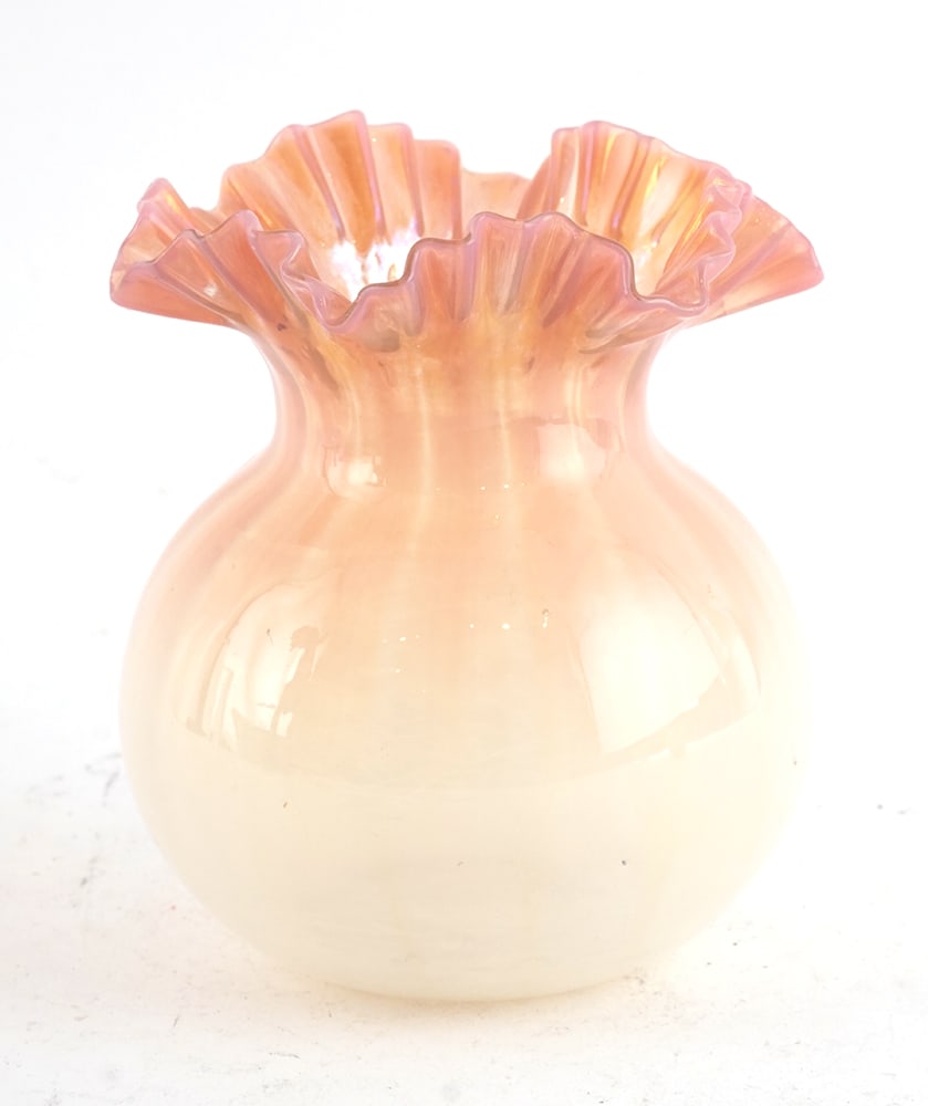 VASE TULIPE VERRE OPALINE / OPALINE GLASS TULIP VASE: Description française: VASE TULIPE VE...