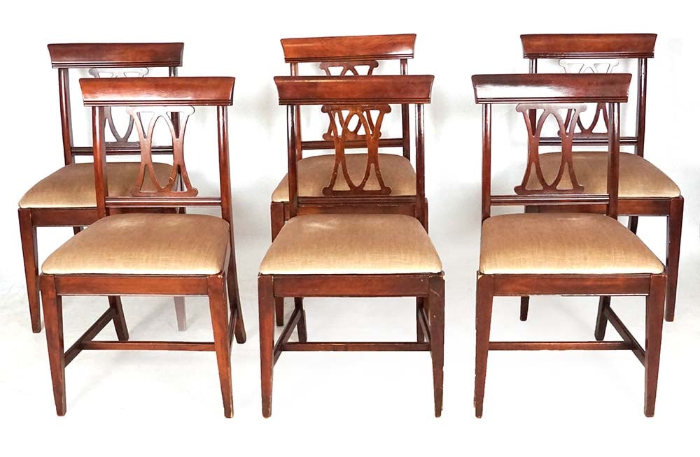 CHAISES STYLE ANGLAIS / ENGLISH STYLE CHAIRS: Description française: CHAISES STYLE ANGLAIS Ensemble de 6 chaises de style anglais, les pieds arrières sabrés, assise en velours couleur taupe, dossier à décor ajouré. H